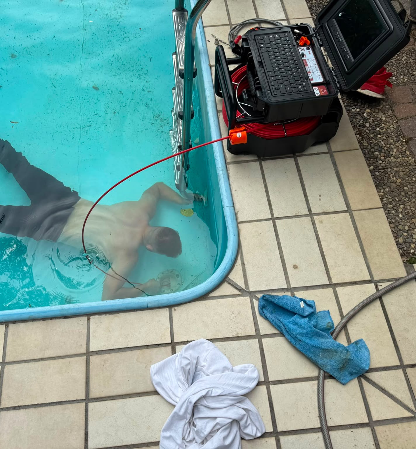 Kameraeinsatz an einer Poolanlage zur Prüfung der Ablaufleitung