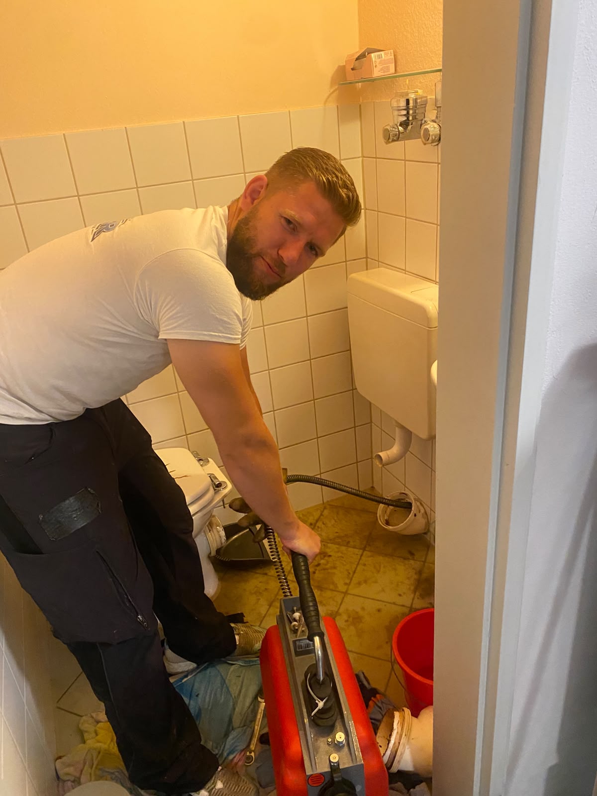 Leckageortung an einem Anschluss im Badezimmer